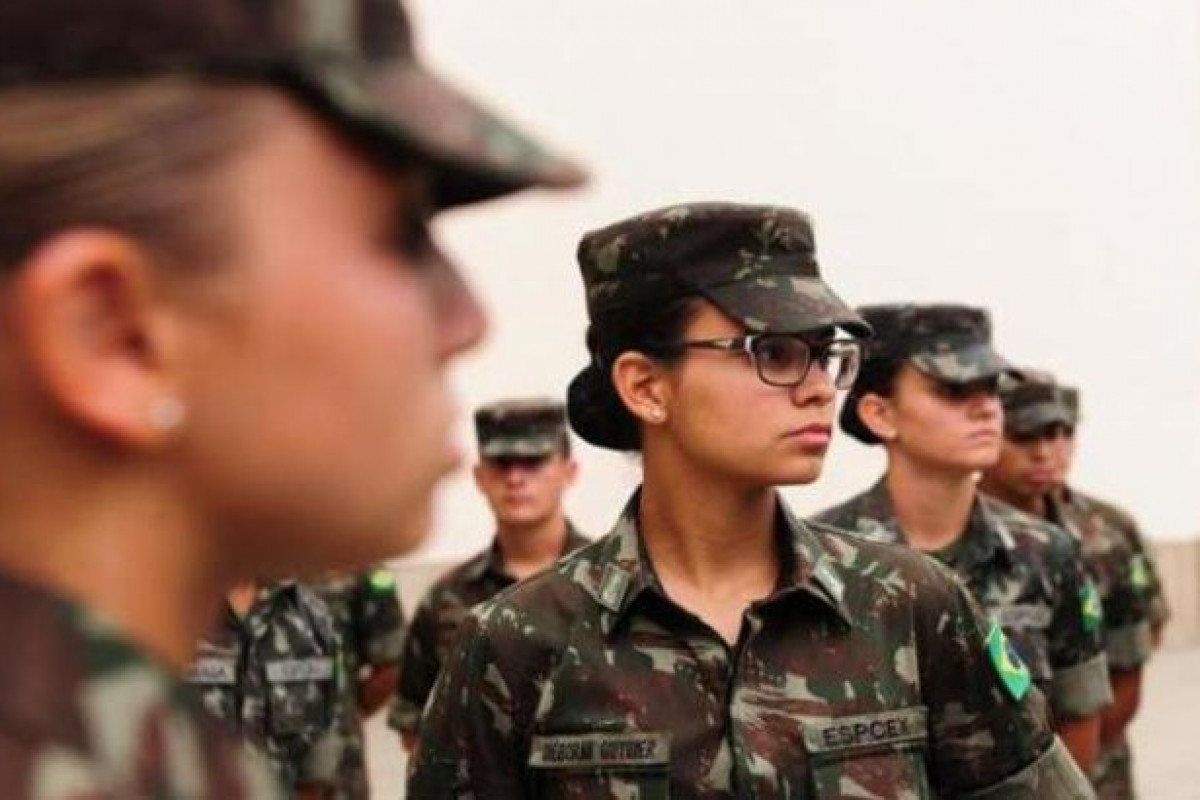 Pela primeira vez na história do Exército Brasileiro, as mulheres poderão se tornar oficiais combatentes e chegar à patente de general e até ao comando do Exército. 