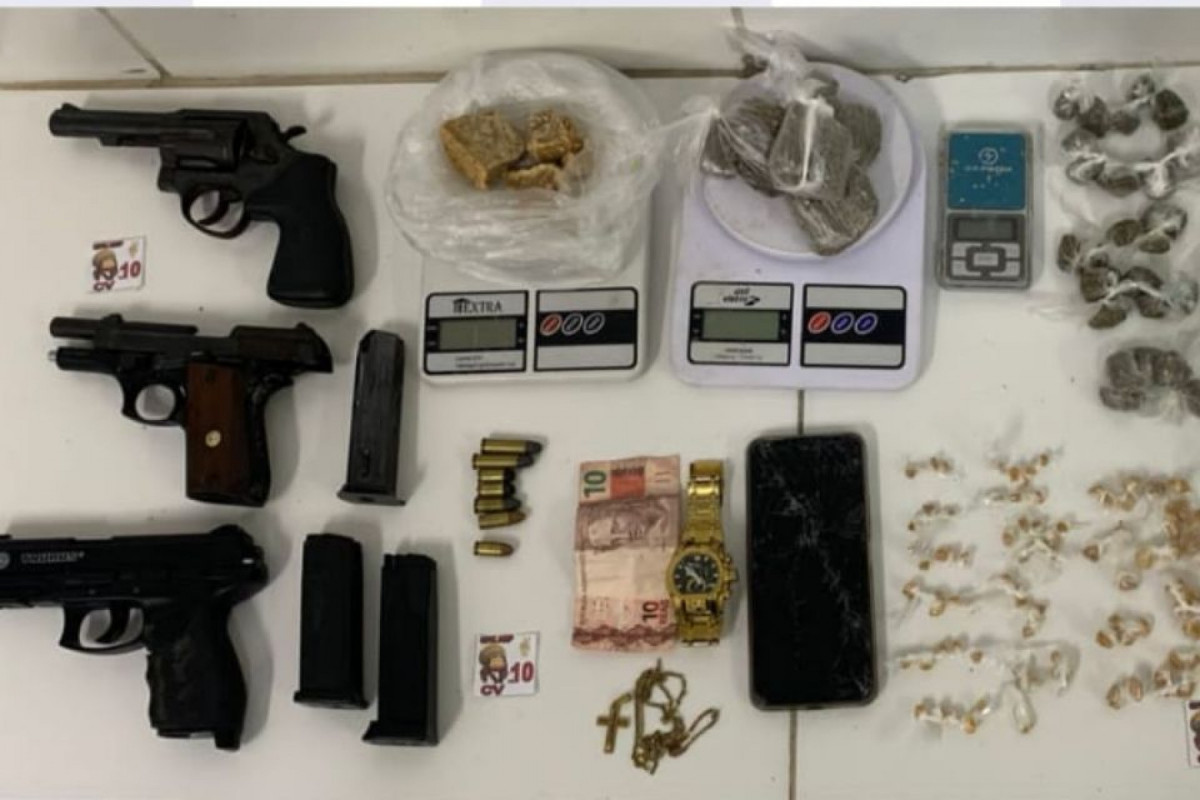 Drogas e armas apreendidas pelo 13º BPM/Divulgação/PMPE Drogas e armas apreendidas pelo 13º BPM/Divulgação/PMPE