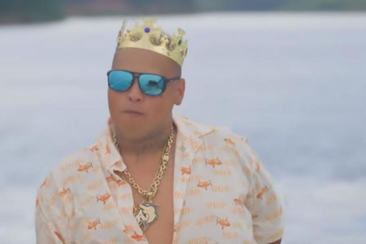 MC Ryan gosta de posar com carros de luxo nas redes sociais