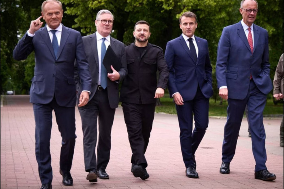 Volodymyr Zelensky (centro) e comitiva/Reprodução/Redes sociais Volodymyr Zelensky (centro) e comitiva/Reprodução/Redes sociais