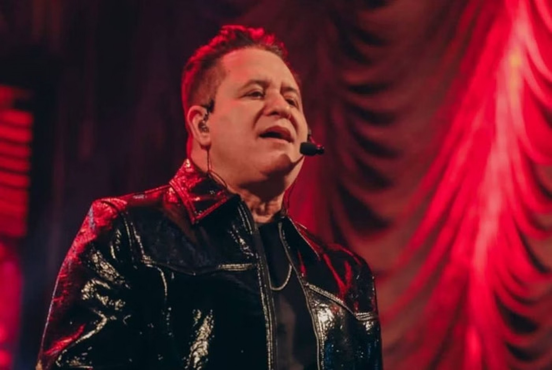 cantor caiu do palco durante a apresentação e bateu a cabeça