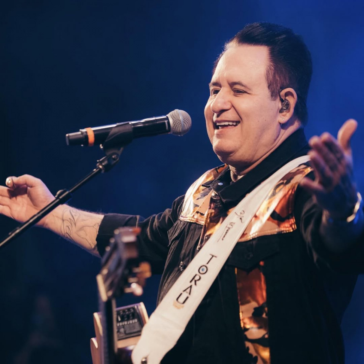 Cantor caiu do palco durante apresentação e bateu a cabeça, neste sábado (10)