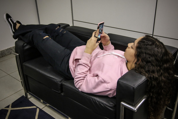 Jovem mexe no celular