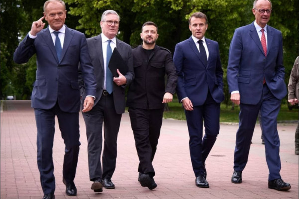 Volodymyr Zelensky (centro) e comitiva