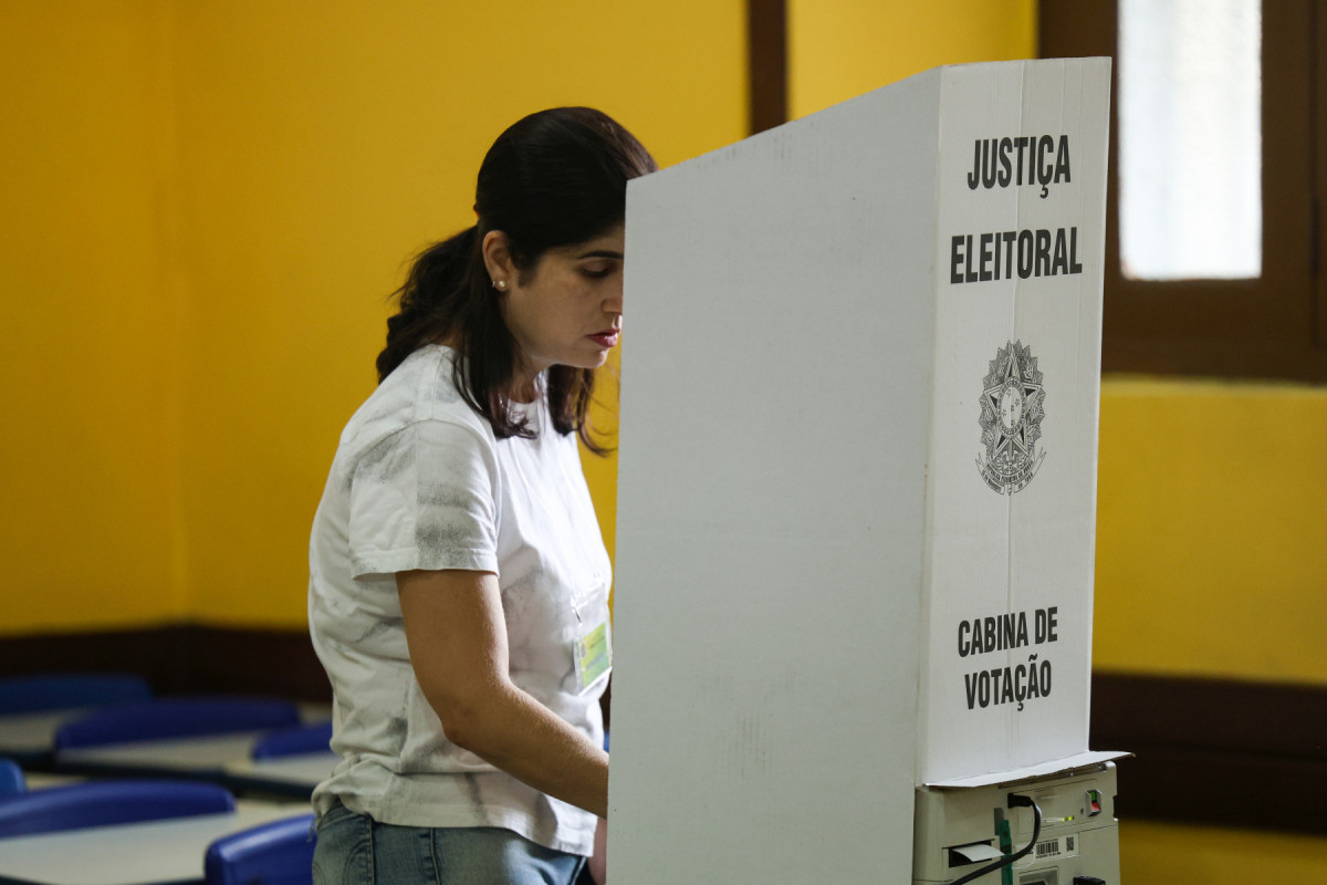 Niterói (RJ), 27/10/2024 – Eleitores votam na 71ª Zona Eleitoral, no Colégio Liceu Nilo Peçanha, no centro de Niterói. Foto: Tomaz Silva/Agência Brasil/Tomaz Silva/Agência Brasil Niterói (RJ), 27/10/2024 – Eleitores votam na 71ª Zona Eleitoral, no Colégio Liceu Nilo Peçanha, no centro de Niterói. Foto: Tomaz Silva/Agência Brasil/Tomaz Silva/Agência Brasil