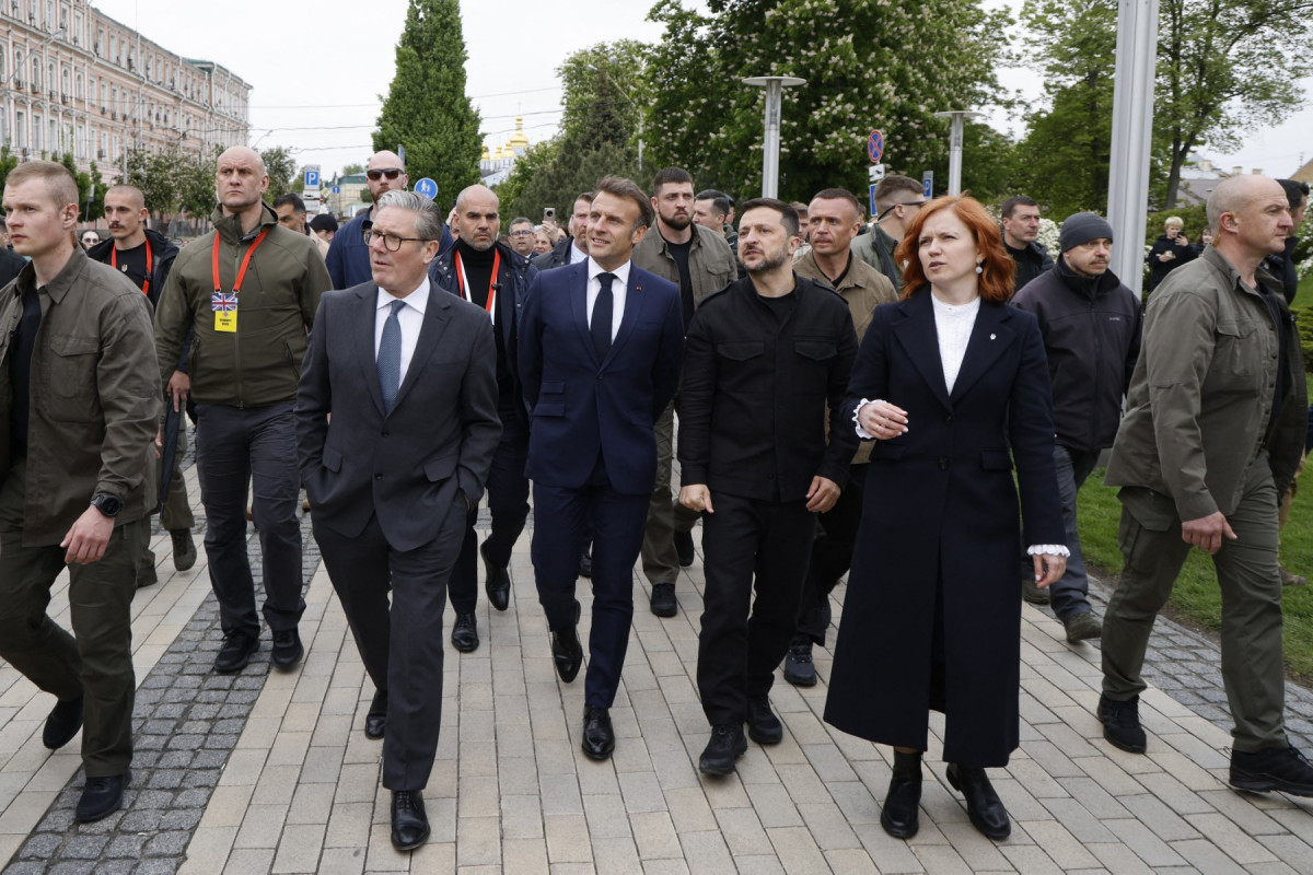 Primeiro Ministro britânico Keir Starmer, Presidente da França Emmanuel Macron e o Presidente da Ucrânia Volodymyr Zelensky depois de visitar a Catedral de Santa Sophia em Kyiv 