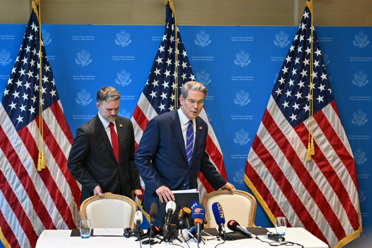 Secretário do Tesouro dos EUA, Scott Bessent (à direita), e o representante comercial do país, Jamieson Greer (esquerda), em conferência de imprensa em Geneva para detalhar os progressos feitos na reunião entre EUA e China no último fim de semana. Crédito: Fabrice COFFRINI / AFP