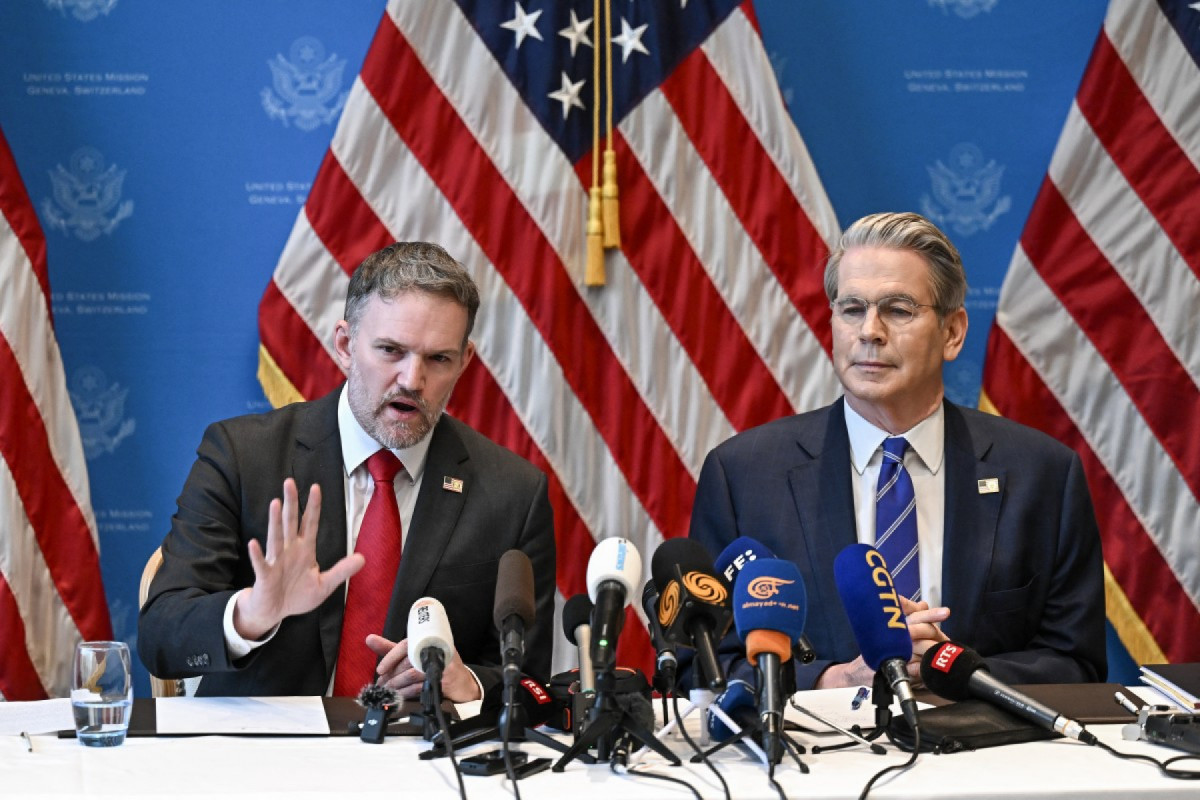 Secretário do Tesouro dos EUA, Scott Bessent (à direita), e o representante comercial do país, Jamieson Greer (esquerda), em conferência de imprensa em Geneva para detalhar os progressos feitos na reunião entre EUA e China no último fim de semana. Crédito: Fabrice COFFRINI / AFP