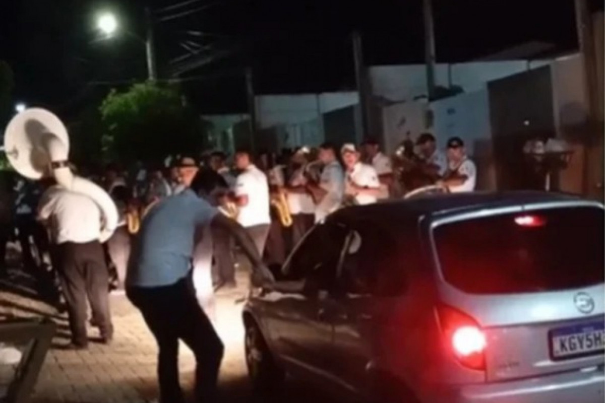 Motorista teria ameaçado atropelar músicos em Santa Cruz do Capibaribe/Foto: Reprodução/Instagram Motorista teria ameaçado atropelar músicos em Santa Cruz do Capibaribe/Foto: Reprodução/Instagram