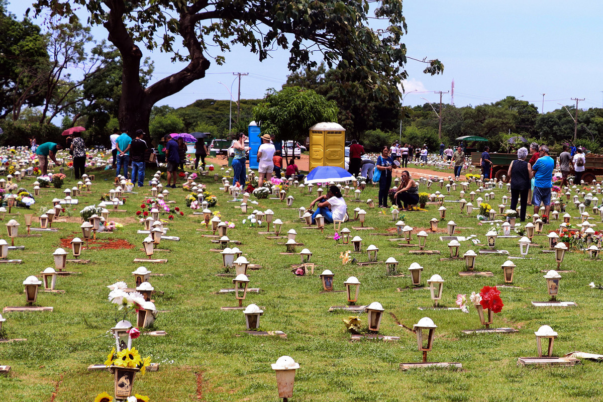 Brasília, (DF) -  Dia de Finados, movimentação no cemitério Campo da Esperança.