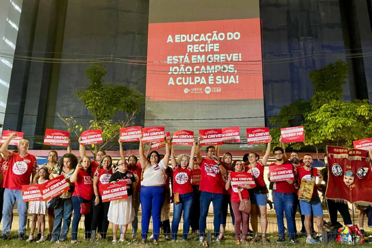 Professores realizam ato na Avenida Conde da Boa Vista, no Centro/Foto: Filipe Gondim Professores realizam ato na Avenida Conde da Boa Vista, no Centro/Foto: Filipe Gondim