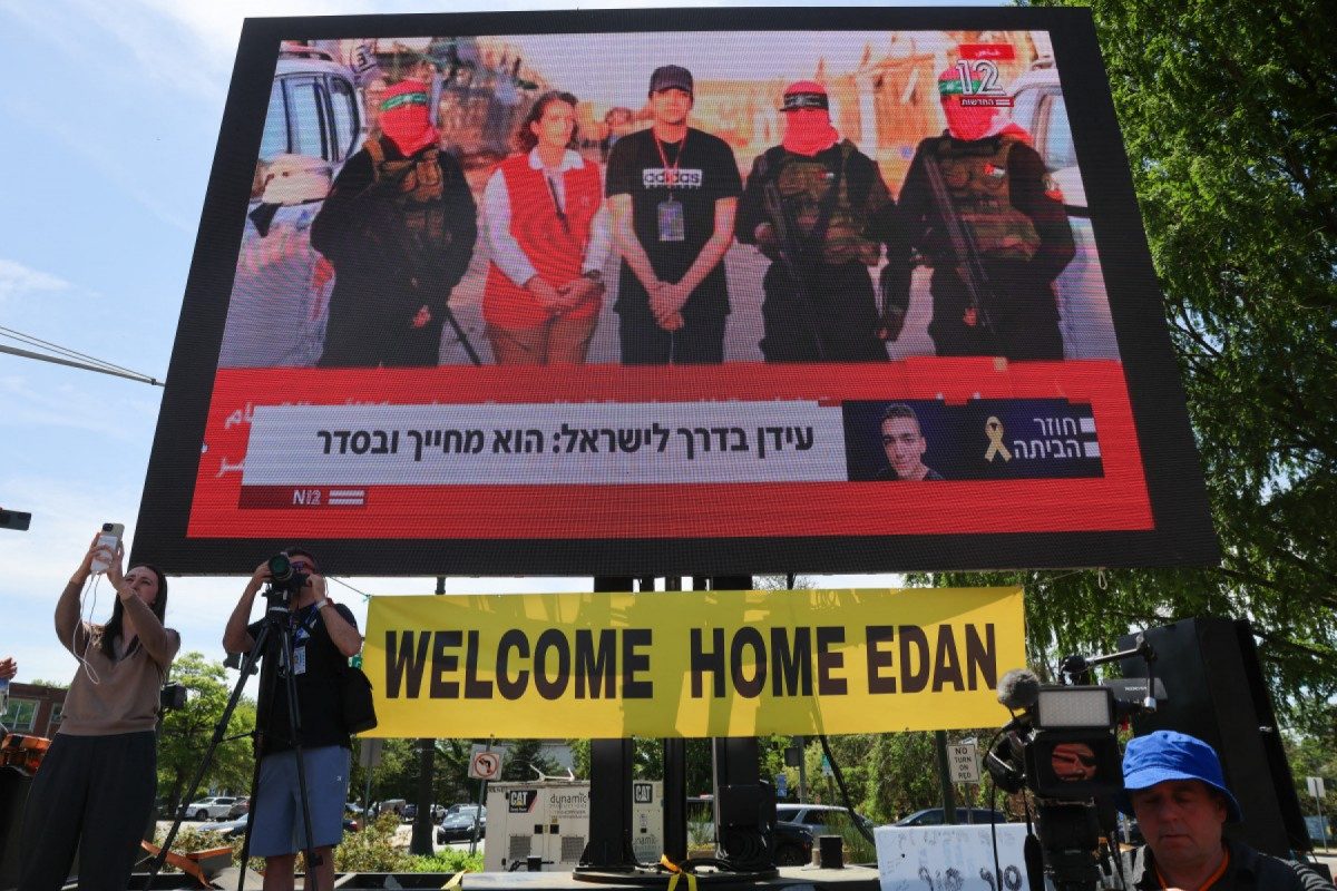 Centenas de amigos, familiares e moradores se reúnem no centro da cidade para assistir à libertação de Edan Alexander, o último cidadão americano vivo sequestrado pelo Hamas./SPENCER PLATT/GETTY IMAGES NORTH AMERICA/Getty Images via AFP Centenas de amigos, familiares e moradores se reúnem no centro da cidade para assistir à libertação de Edan Alexander, o último cidadão americano vivo sequestrado pelo Hamas./SPENCER PLATT/GETTY IMAGES NORTH AMERICA/Getty Images via AFP