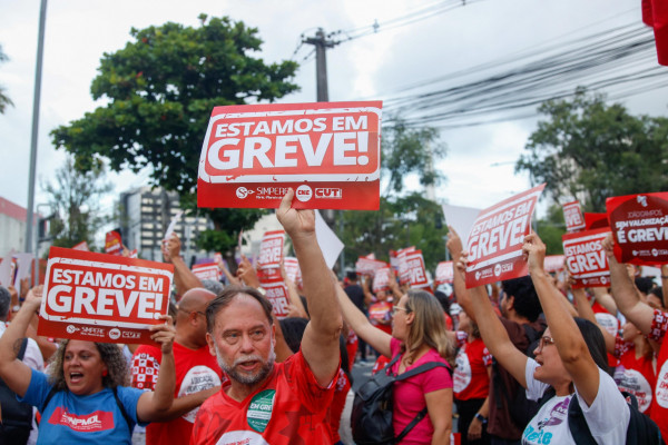 Professores estão de greve desde sexta (9)