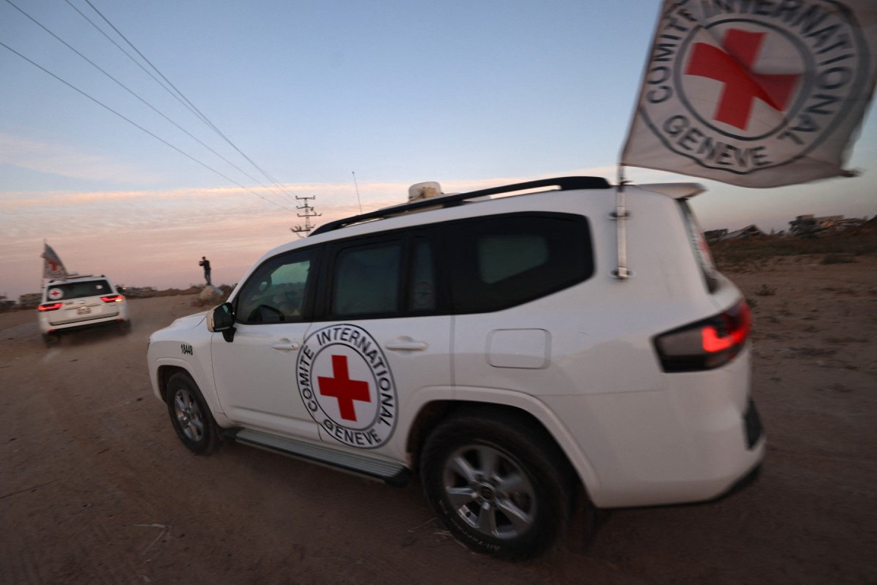 Veículos da Cruz Vermelha Internacional (CICV) circulam em Deir el-Balah enquanto transportam o refém israelense-americano Edan Alexander