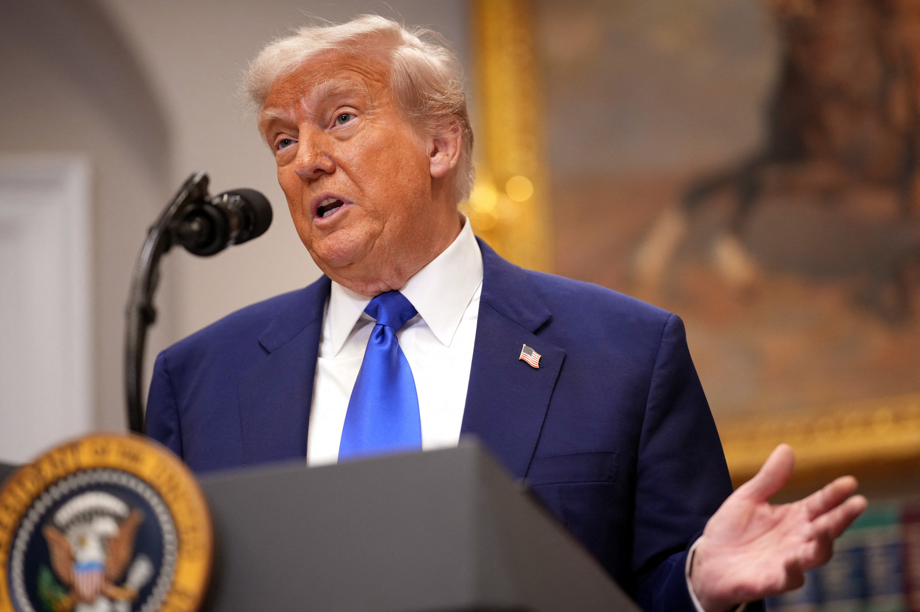 Presidente norte-americano Donald Trump fala à imprensa na Casa Branca, em Washington