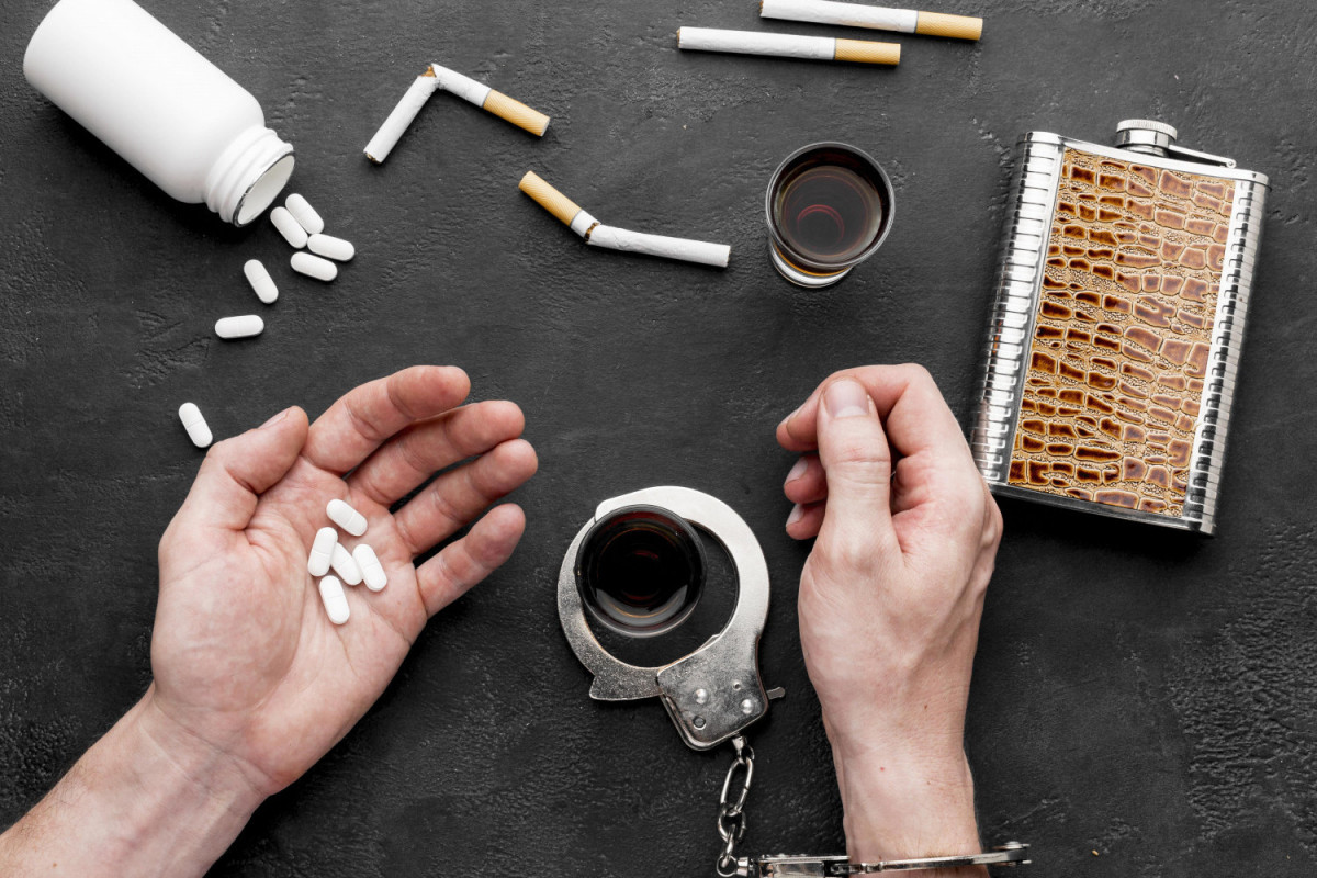 Dependência de pílulas e cigarros/Foto: Freepik Dependência de pílulas e cigarros/Foto: Freepik