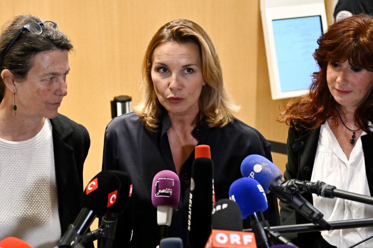 Uma das demandantes, Amélie, fala à imprensa após o veredicto no julgamento por agressão sexual do ícone do cinema francês Gérard Depardieu em um tribunal em Paris