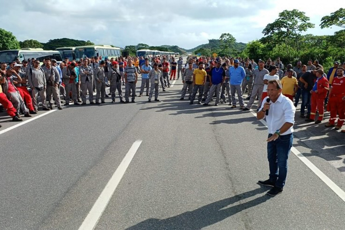 Paralisação dos trabalhadores aconteceu nesta terça-feira (13)