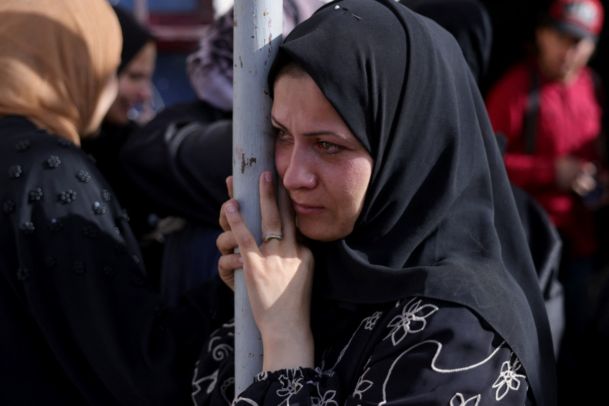 Mulher palestina lamenta a morte de entes queridos mortos nos ataques israelenses em Jabalia, no Hospital Indonésio em Beit Lahia, no norte da Faixa de Gaza