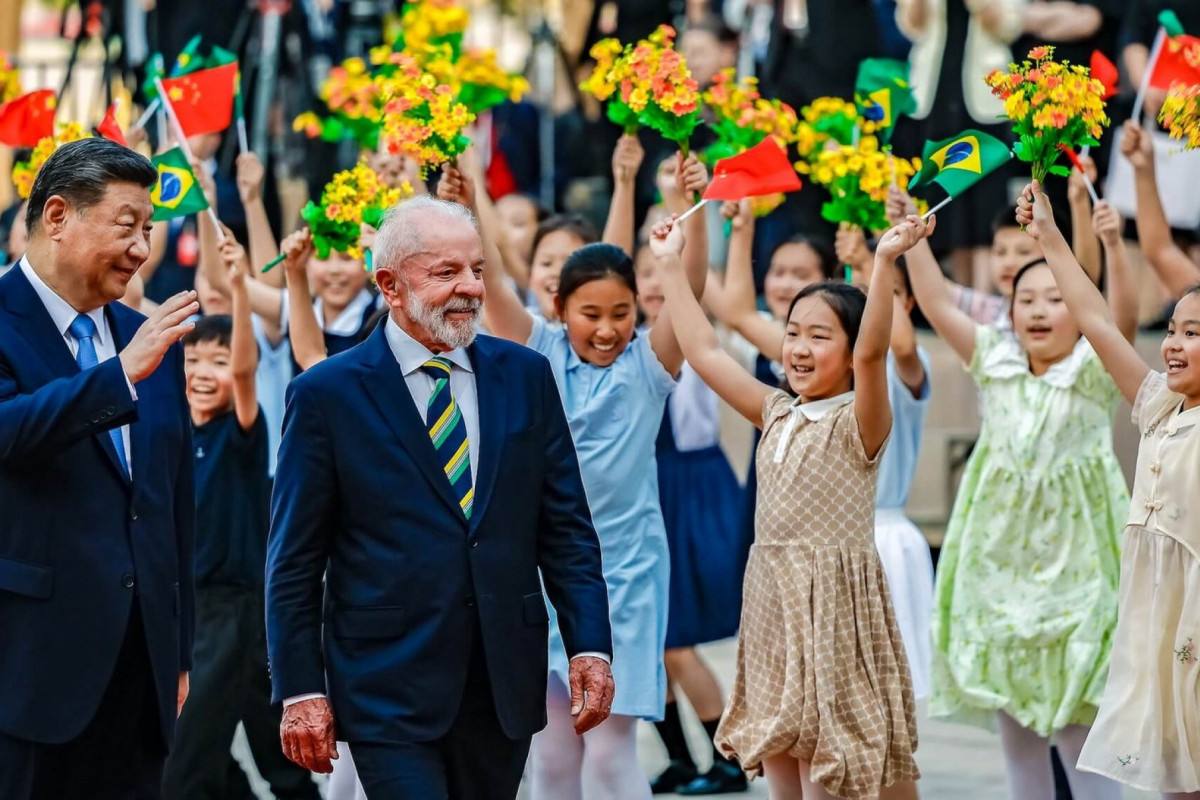 Presidente da República, Luiz Inácio Lula da Silva e o Presidente da República Popular da China, Xi Jinping, durante a cerimônia de assinatura de Atos, no Palácio do Povo, Pequim - China