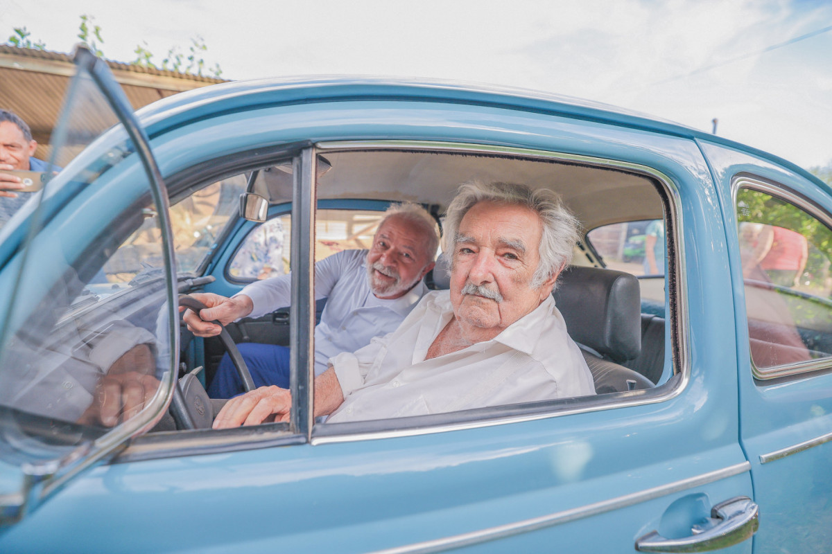 Encontro de Lula com o ex-presidente da República Oriental do Uruguai, José Mujica, e Lucía Topolasnky