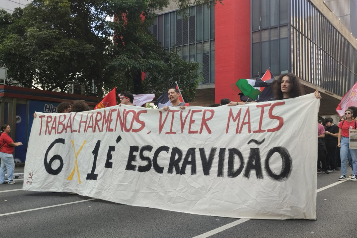 Rio de Janeiro (RJ), 01/05/2025 – Ato do Dia do Trabalhador pede o fim da escala 6x1 e melhores condições de trabalho e renda, na Cinelândia, no centro da capital fluminense. Foto: Letycia Bond/Agência Brasil