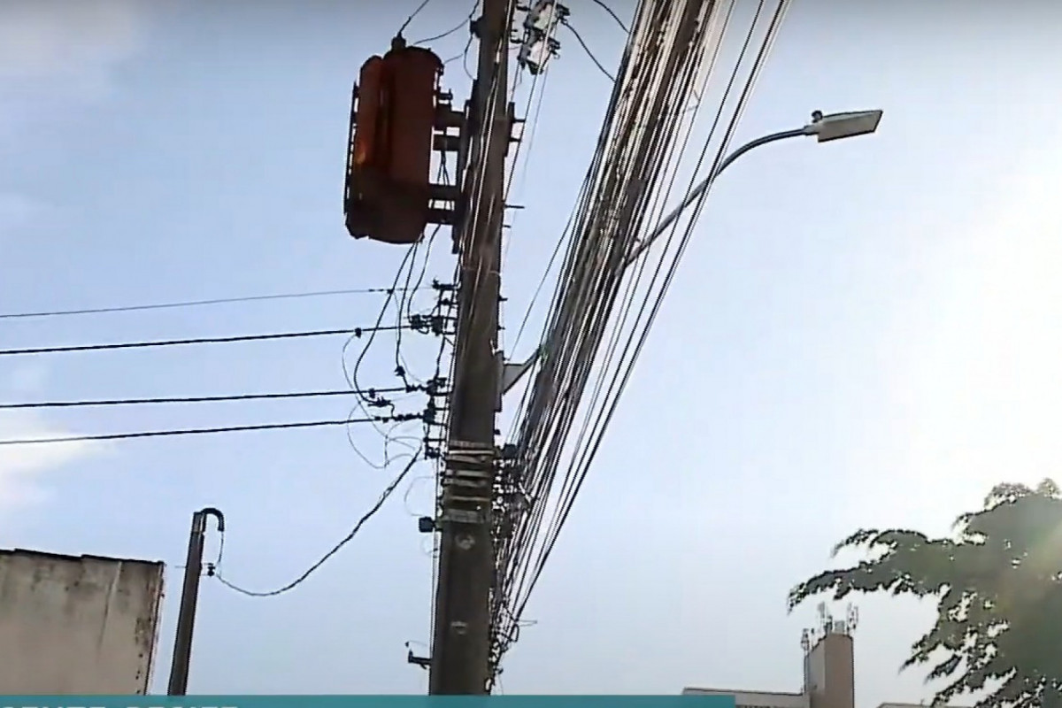 A Neoenergia alerta que apenas profissionais capacitados estão autorizados a intervir na rede de distribuição de energia./Reprodução/TV Guararapes A Neoenergia alerta que apenas profissionais capacitados estão autorizados a intervir na rede de distribuição de energia./Reprodução/TV Guararapes