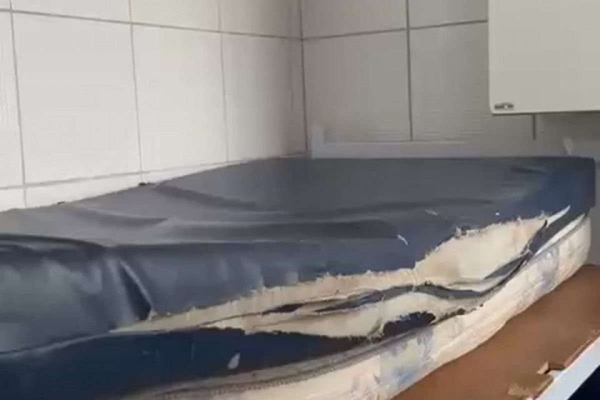Colchão rasgado foi achado em visita ao Hospital da PM/Foto: Divulgação Colchão rasgado foi achado em visita ao Hospital da PM/Foto: Divulgação