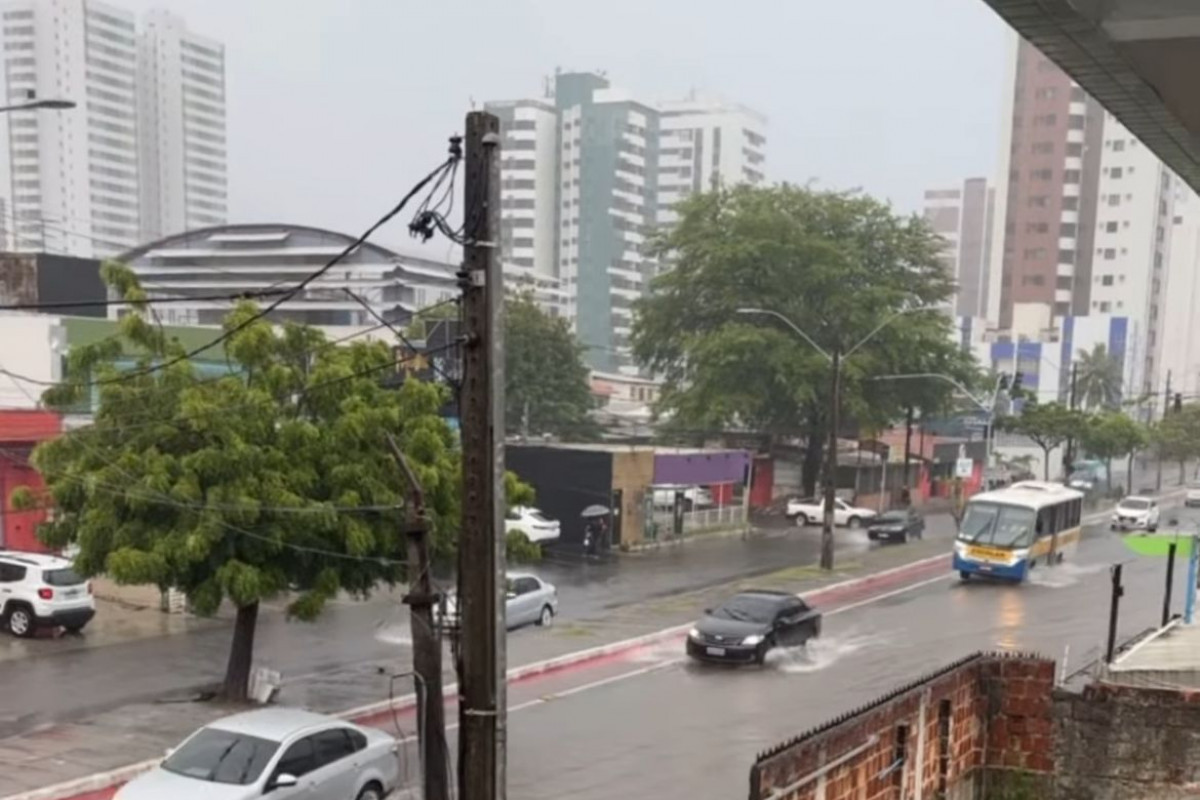 Ruas do Recife ficaram alagas já no final da tarde