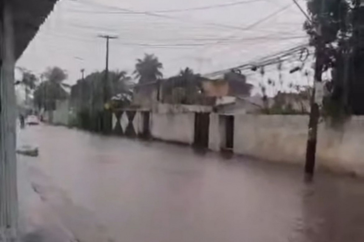 Chuvas no período da tarde alagaram ruas em Jaboatão