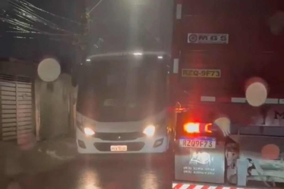 Motoristas enfrentam dificuldades para chegar aos destinos por conta das fortes chuvas