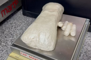 Pasta de cocaína apreendida pela PF no Aeroporto dos Guararapes