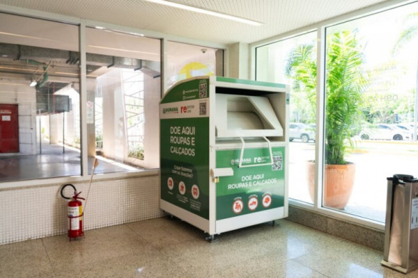 Segundo dados da ONU, a indústria da moda é responsável por cerca de 10% das emissões globais de carbono e 20% da poluição de água industrial