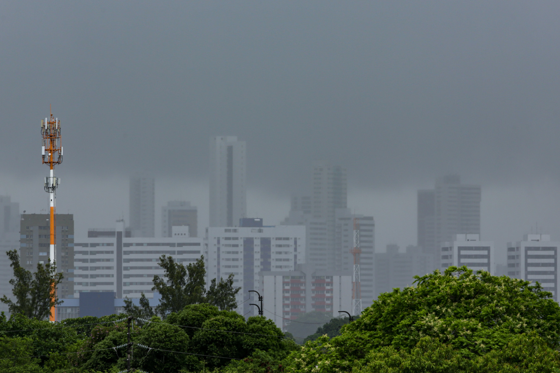 Recife é uma das cidades atingidas pelas chuvas de quarta (14)