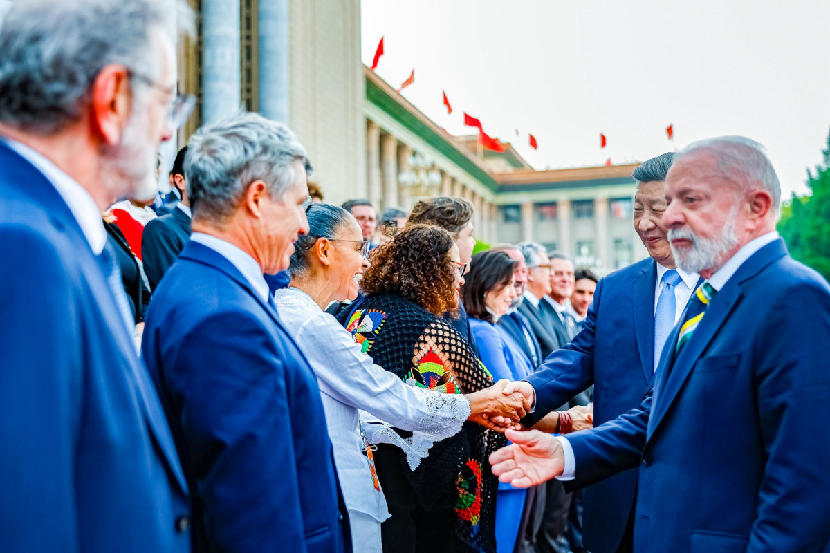 13.05.2025 - Presidente da República, Luiz Inácio Lula da Silva, durante a cerimônia de boas-vindas, no Grande Palácio do Povo. Na foto, o Presidente da República Popular da China, Xi Jinping, cumprimenta o Ministra do Meio Ambiente e Mudança do Clima, Marina Silva. Pequim - China.
?Foto: Ricardo Stuckert / PR