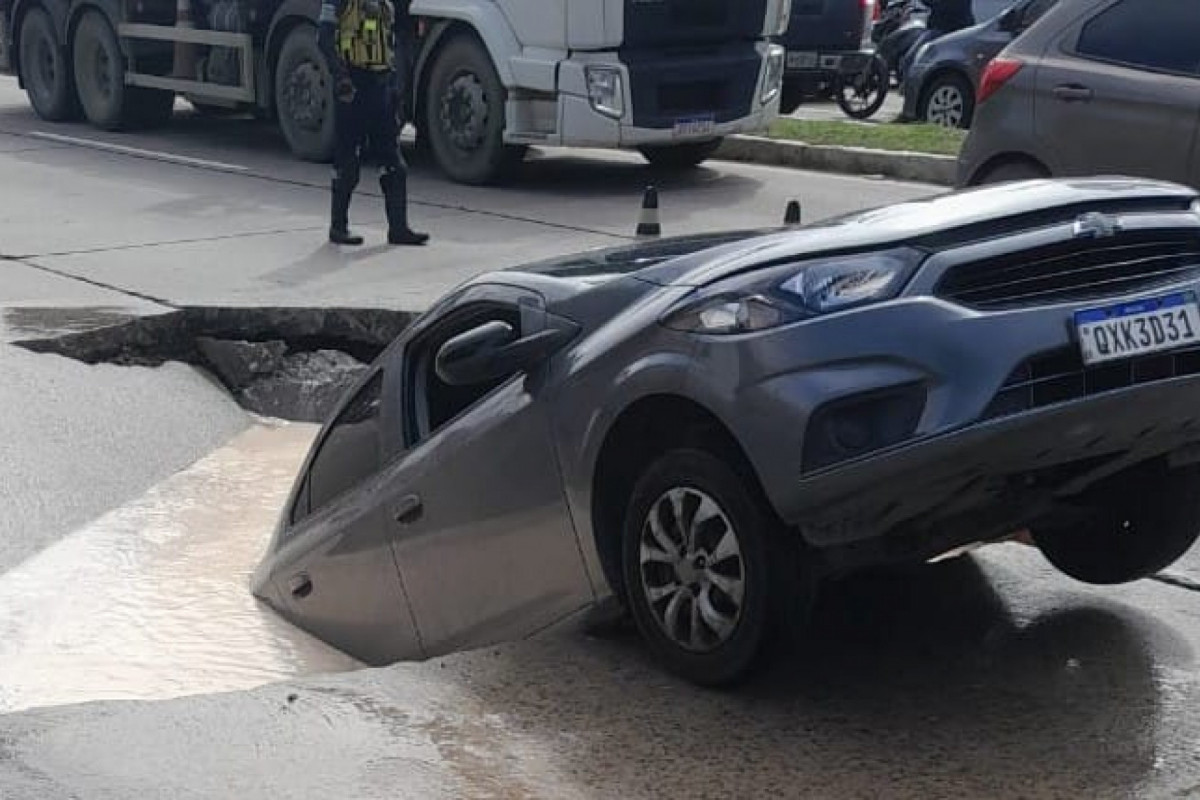 Motorista foi retirado do veículo com a ajuda de pessoas que passavam pelo local./Foto: Reprodução/Redes sociais Motorista foi retirado do veículo com a ajuda de pessoas que passavam pelo local./Foto: Reprodução/Redes sociais