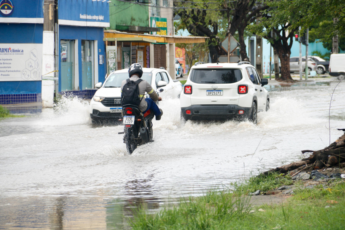 Rua alagada no Recife nesta quinta-feira (15)