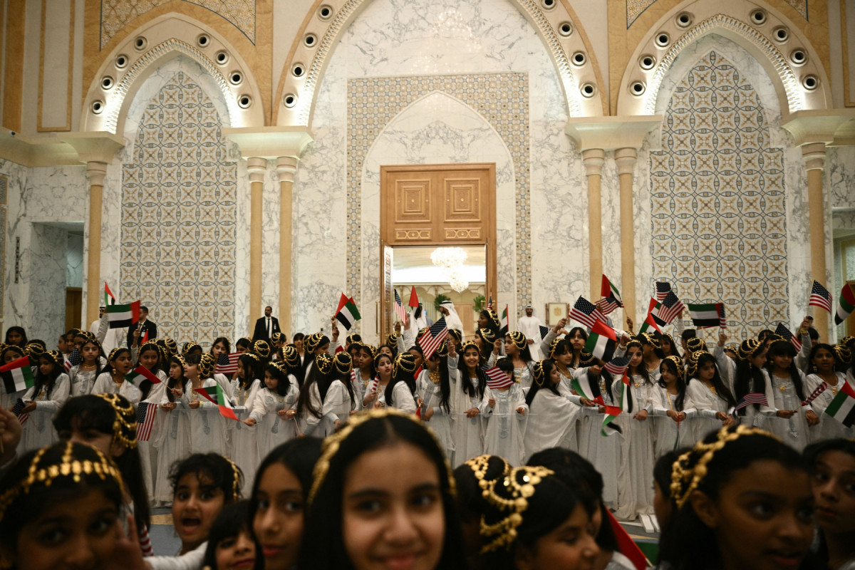 Crianças aguardando a chegada do presidente Donald Trump na entrada do Palácio da Nação em Abu Dhabi. 