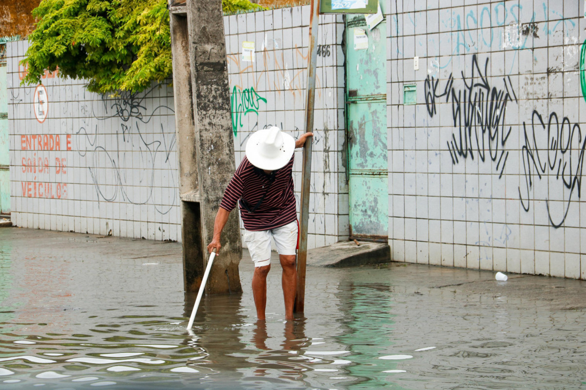 Moradores tiveram casas invadidas pela água