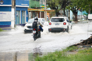 Rua alagada no Recife nesta quinta-feira (15)