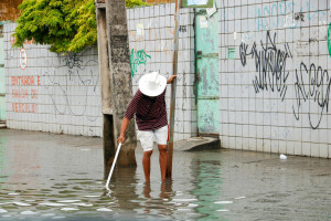 Moradores enfrentaram dificuldades para se locomover após as chuvas na RMR