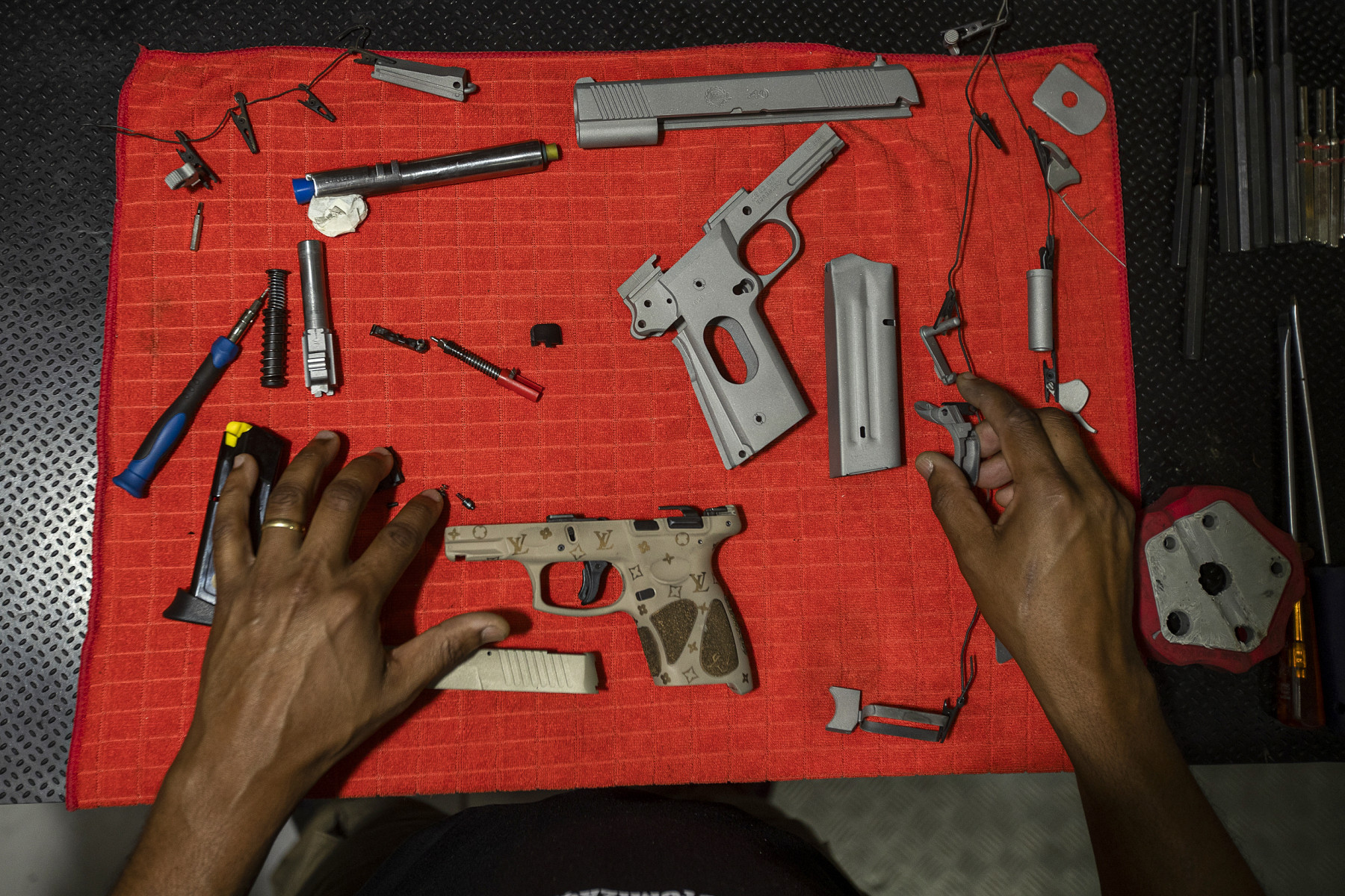 Customização de armas de fogo e treinamento em um clube de tiro