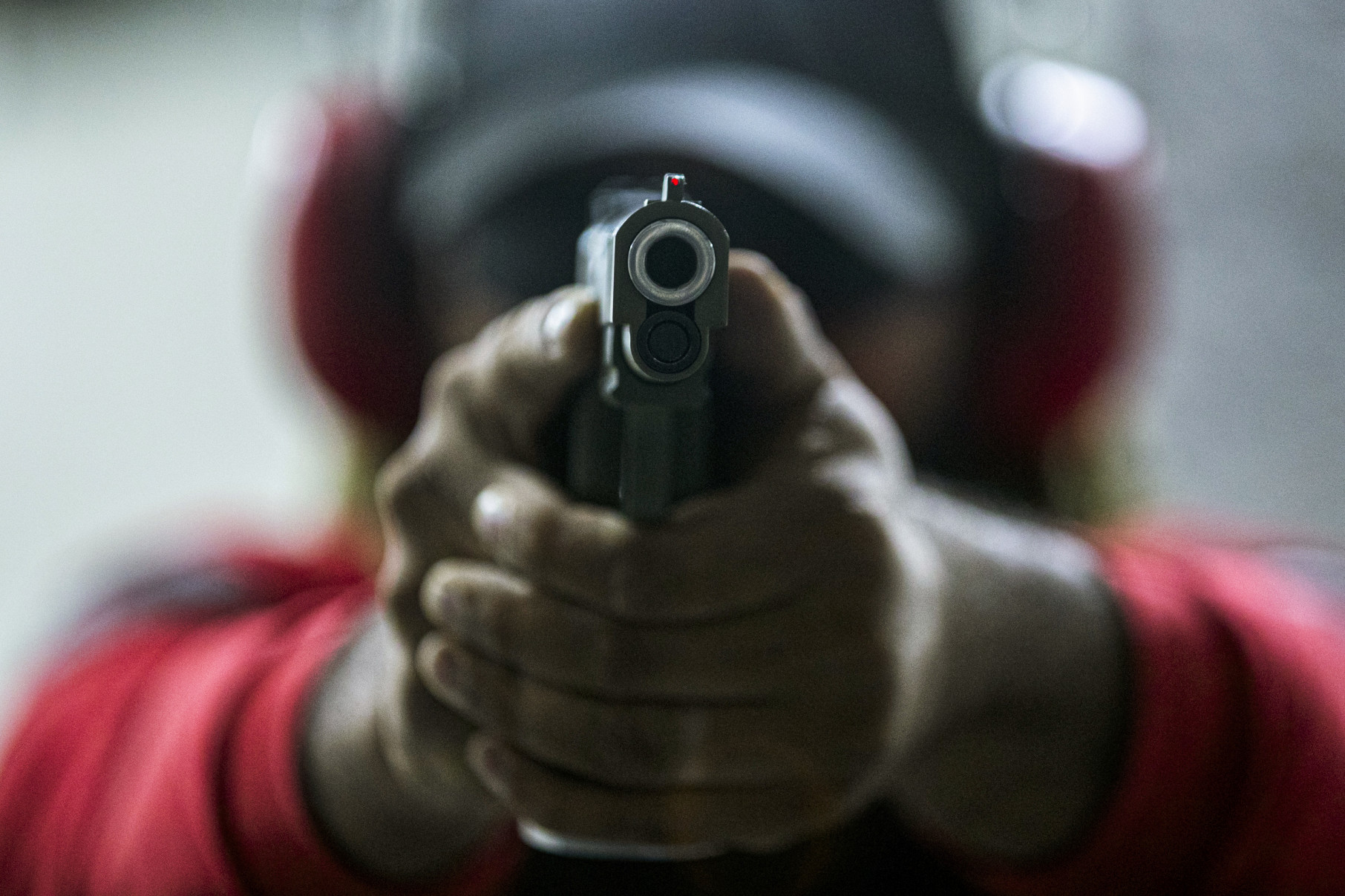Customização de armas de fogo e treinamento em um clube de tiro