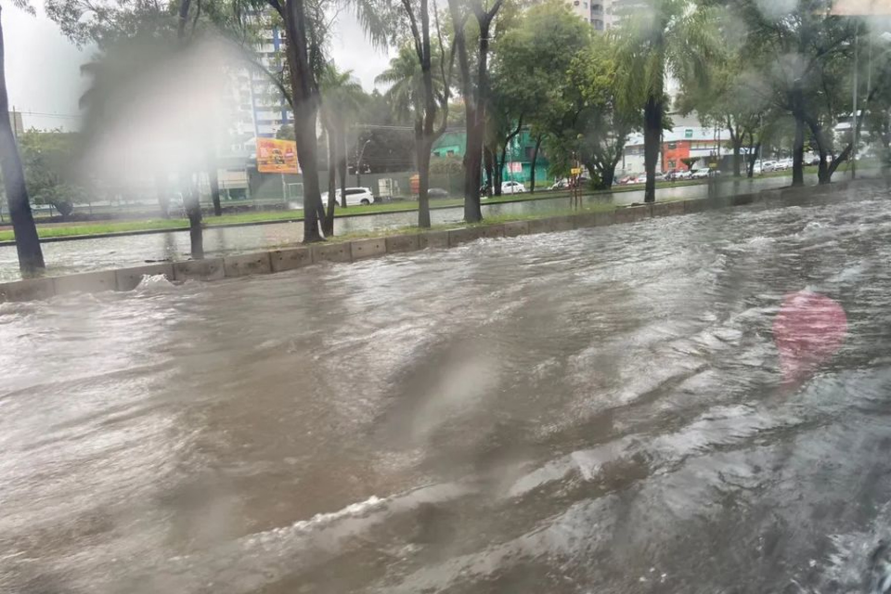 Alagamento na Avenida Agamenon Magalhães 