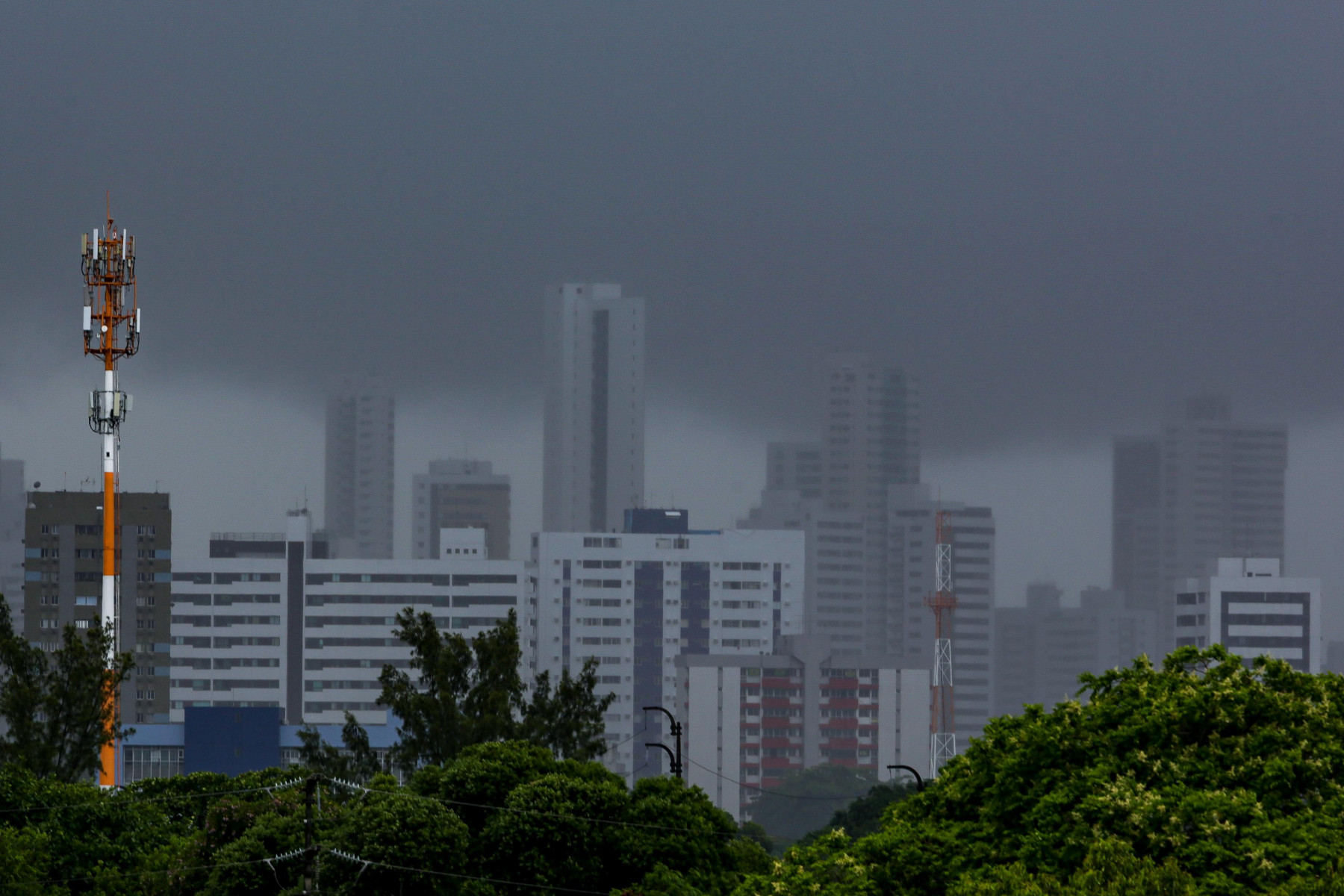 Capital pernambucana registrou mais de 100 milìmetros de precipitação nas últimas 12 horas, segundo a Agência Pernambucana de Águas e Climas (APAC),
