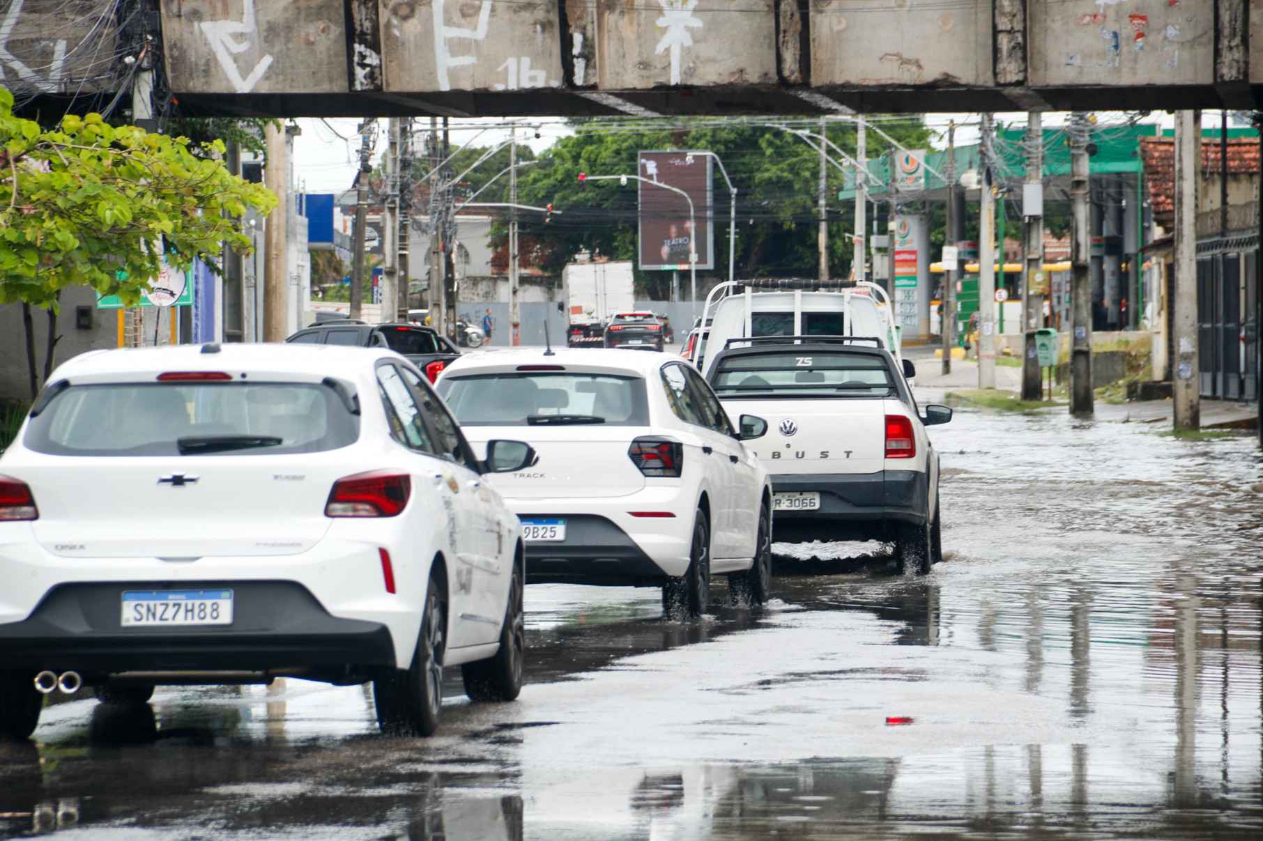 Motoristas enfrentaram dificuldades por conta dos alagamentos