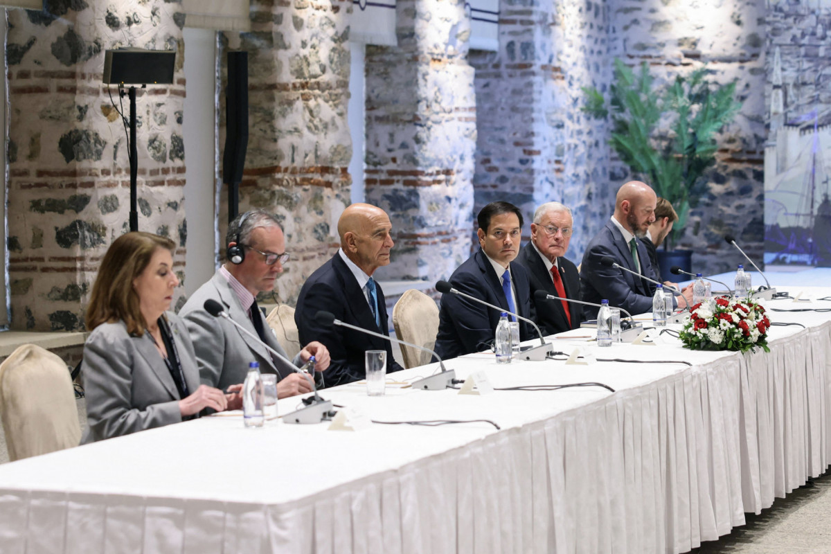  This handout photograph taken and released by Turkish Foreign Ministry on May 16, 2025, shows US Secretary of State Marco Rubio (Left 4th L) and his delegation attending a meeting with Turkish and Ukraine foreign ministers for Ukraine-Russia peace talks at the Turkish Presidential office Dolmabahce, in Istanbul. (Photo by Handout / TURKISH FOREIGN MINISTRY / AFP) / RESTRICTED TO EDITORIAL USE - MANDATORY CREDIT 