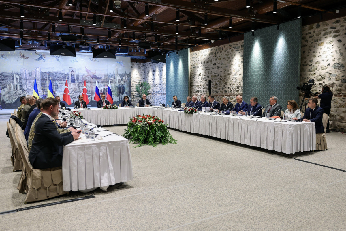  This handout photograph taken and released by Turkish Foreign Ministry on May 16, 2025, shows Russian delegation (right side)  Aleksandr Fomin (3rd L),deputy Minister of Defence, Mihail Galuzin (4th L), Deputy Minister of Foreign Affairs, Vladimir Medinsky (5th L) , head of the peace talk delegation, Igor Kostyukov (6th L), Director of Russian Military Intelligence, (centre side) Turkish Foreign Minister Hakan Fidan(C) , Turkish Intelligence Organisation Director Ibrahim Kalin (2nd L) and Ukrainian delegation attending a meeting for Ukraine-Russia peace talks at the Turkish Presidential office Dolmabahce, in Istanbul. (Photo by Handout / TURKISH FOREIGN MINISTRY / AFP) / RESTRICTED TO EDITORIAL USE - MANDATORY CREDIT 
