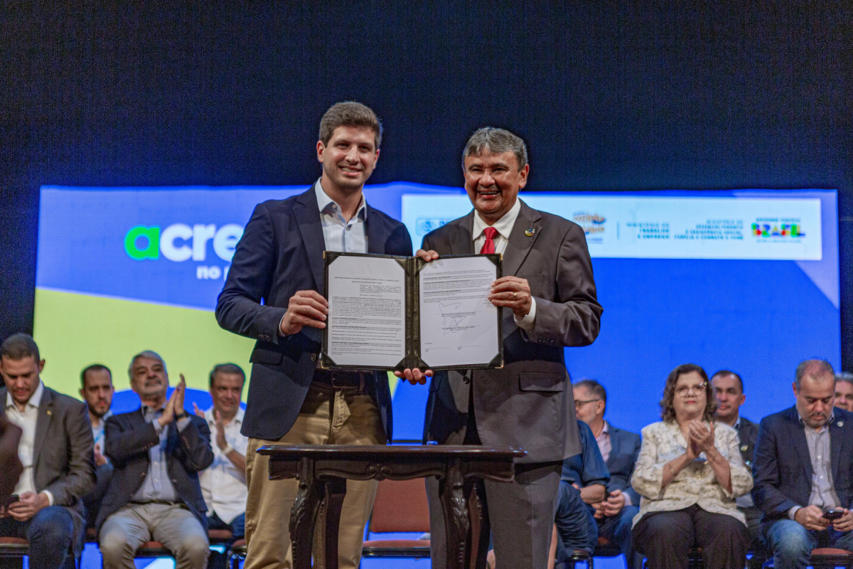 João Campos, prefeito do Recife e Ministro Wellington Dias formalizaram a integração da capital pernambucana à medida do Governo Federal