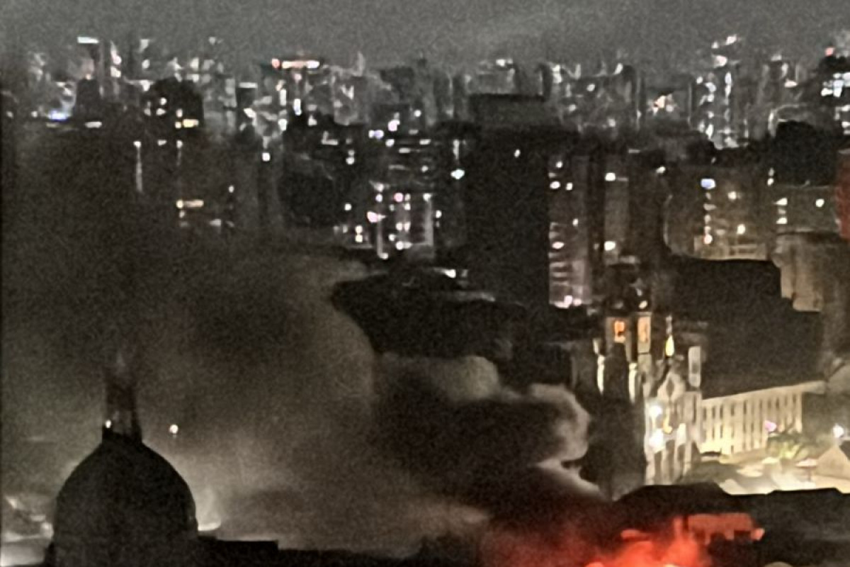 O fogo ameaça se espalhar para um prédio ao lado. Os bombeiros estão no local